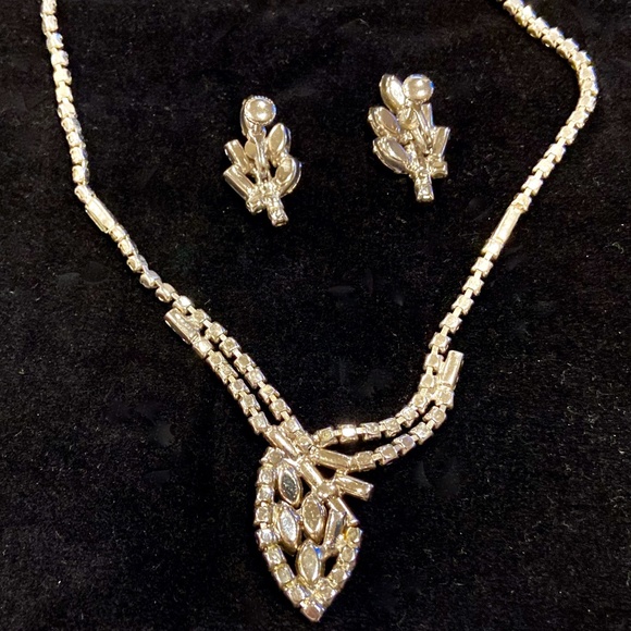 JA11-Vintage Hollywood Regency Rhinestone Necklace & Earrings Set - Picture 7 of 8